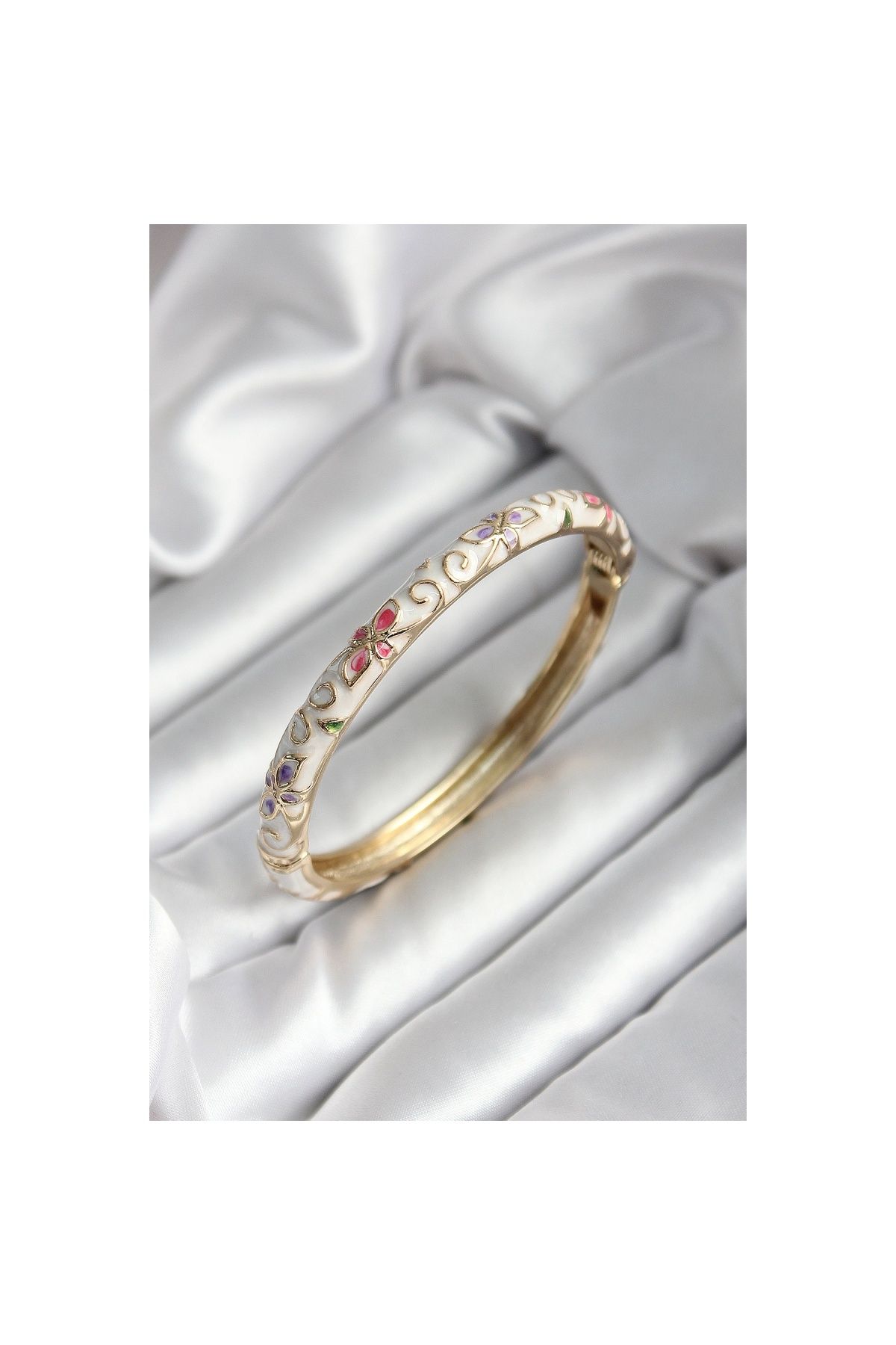 Findit Mineli Pirinç Beyaz Çiçek Desenli Gold Renk Kadın Kelepçe (çap 60 mm)