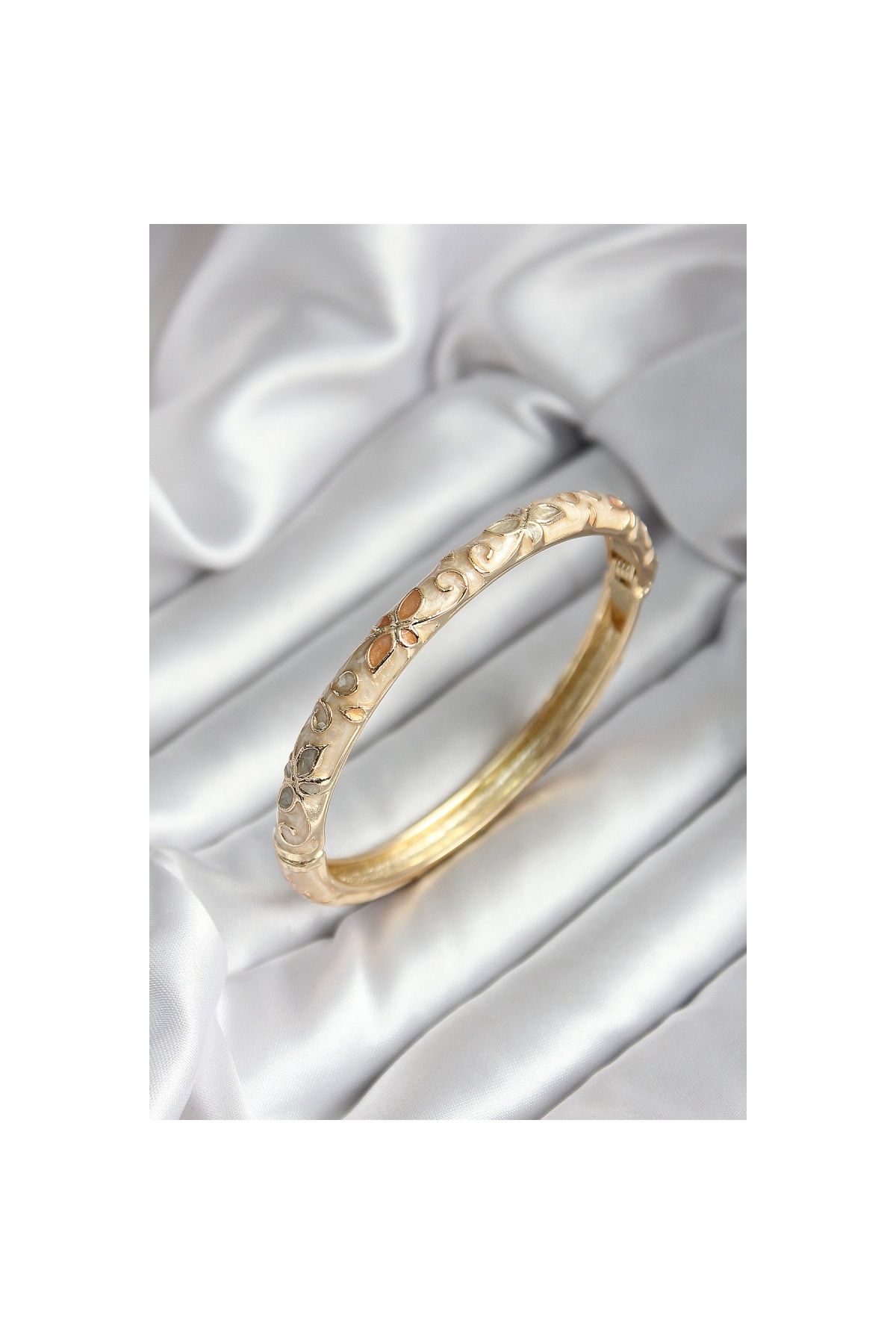 Findit Mineli Pirinç Bej Çiçek Desenli Gold Renk Kadın Kelepçe (çap 60 mm)