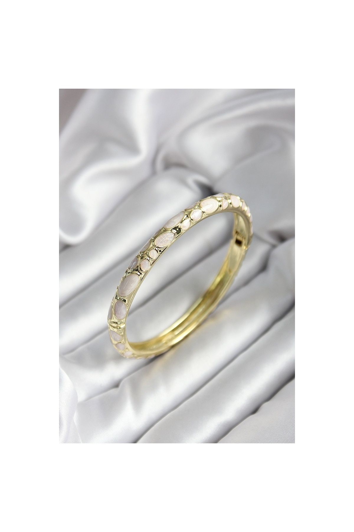 Findit Mineli Pirinç Krem Çiçek Desenli Gold Renk Kadın Kelepçe (çap 60 mm)