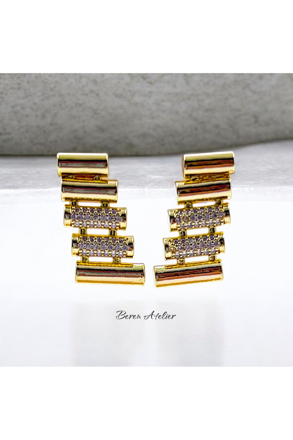 ATELİER BEREN Urban Luxe – Geometrik Taşlı Altın Kaplama Küpe