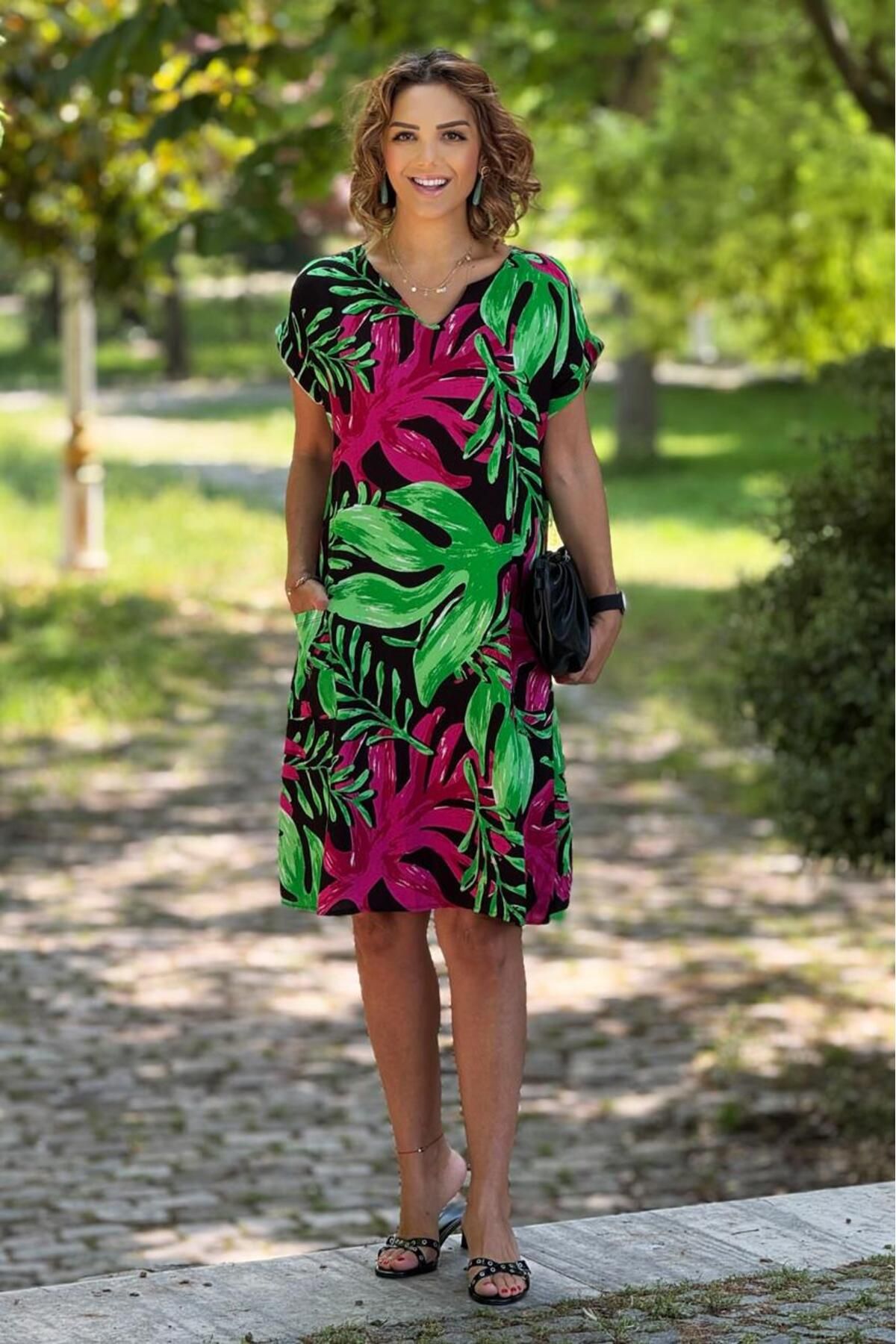 Nevin Kaya Moda Siyah Ramses Yaka Yaprak Desenli Elbise