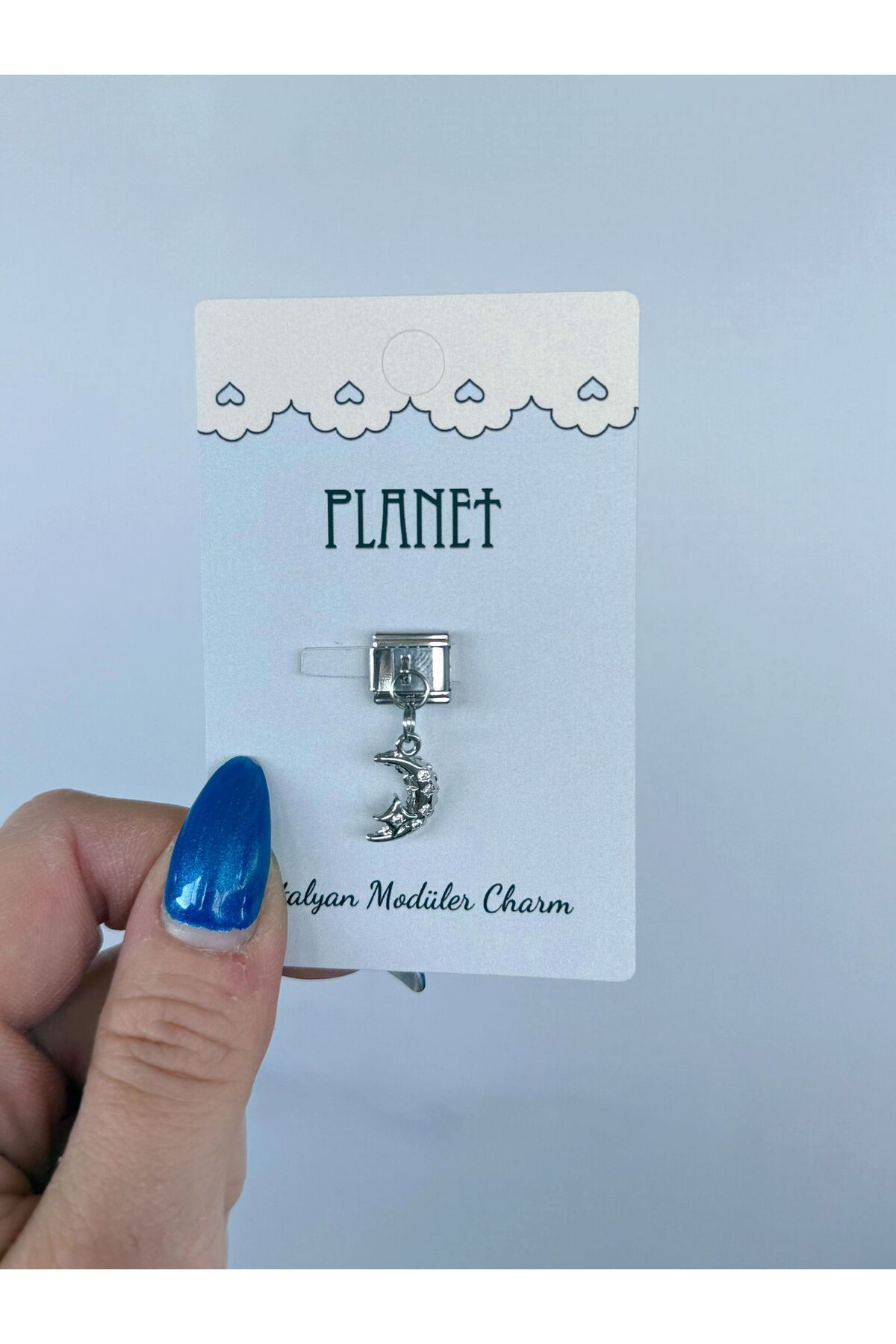 Planet Butik Taş Detaylı Hilal Sallantılı Kartlı İtalyan Charm