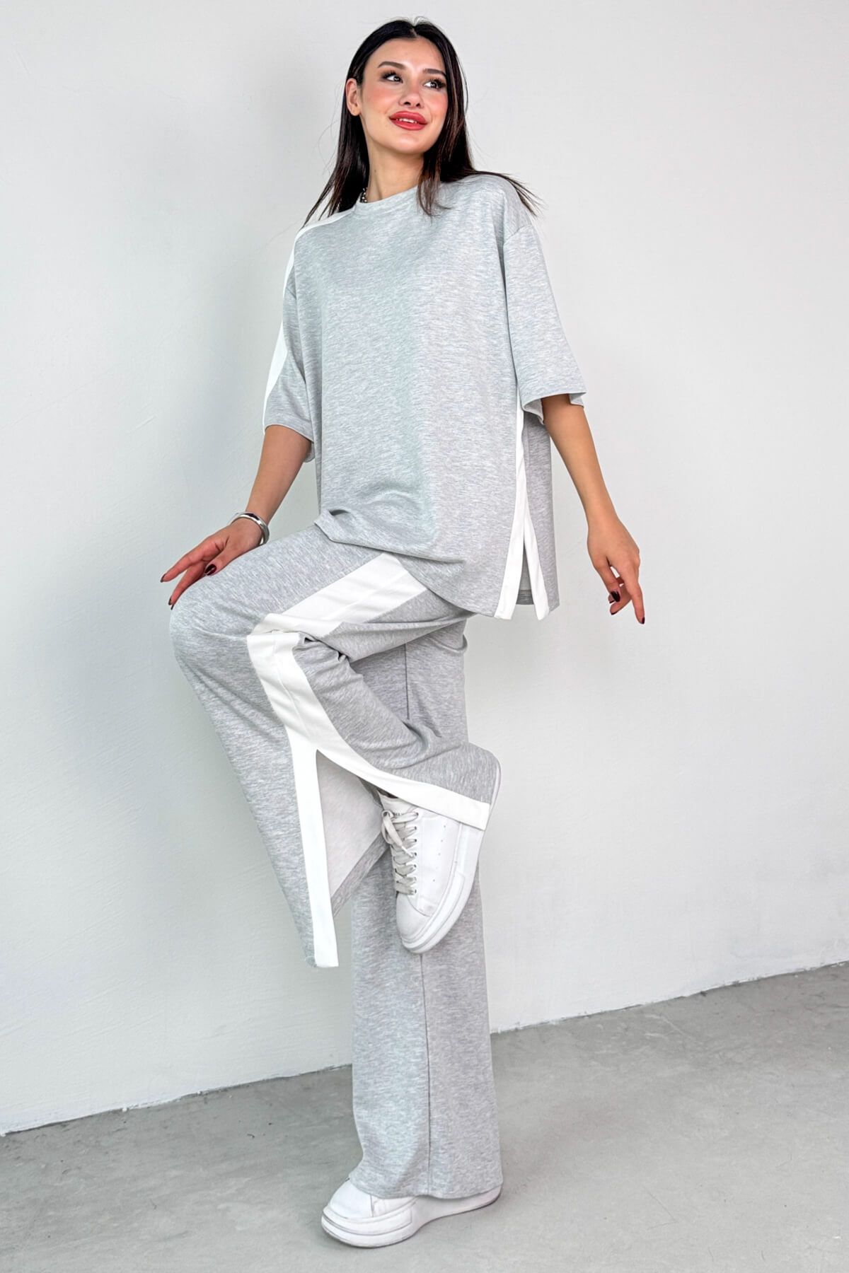 Cappmoda TKM-13307 Gri Şerit Detaylı Oversize Tişört & Cepli Salaş Pantolon İkili Takım