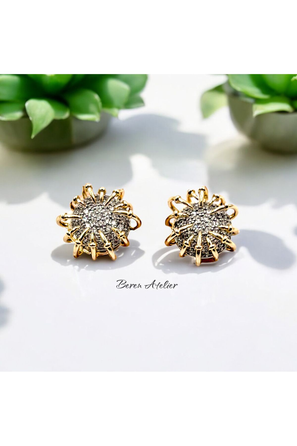 ATELİER BEREN Sun Bloom – Taşlı Çiçek Formlu Altın Kaplama Küpe
