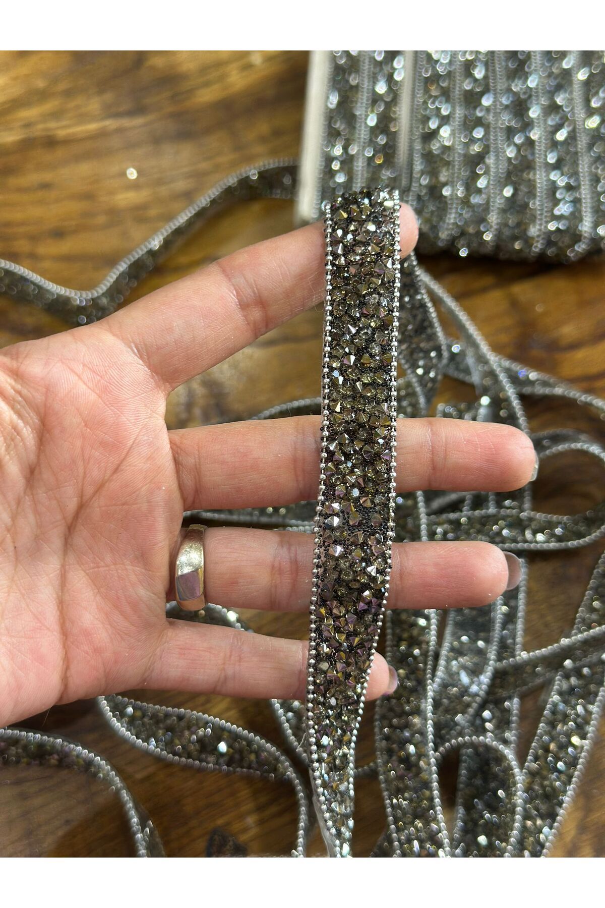 Gönülden Tasarım ÜTÜ İLE YAPIŞAN FÜME TAŞLI ZİNCİRLİ ŞERİT DİKİŞ GİYİM AKSESUARI EN 1 CM 1 METRE