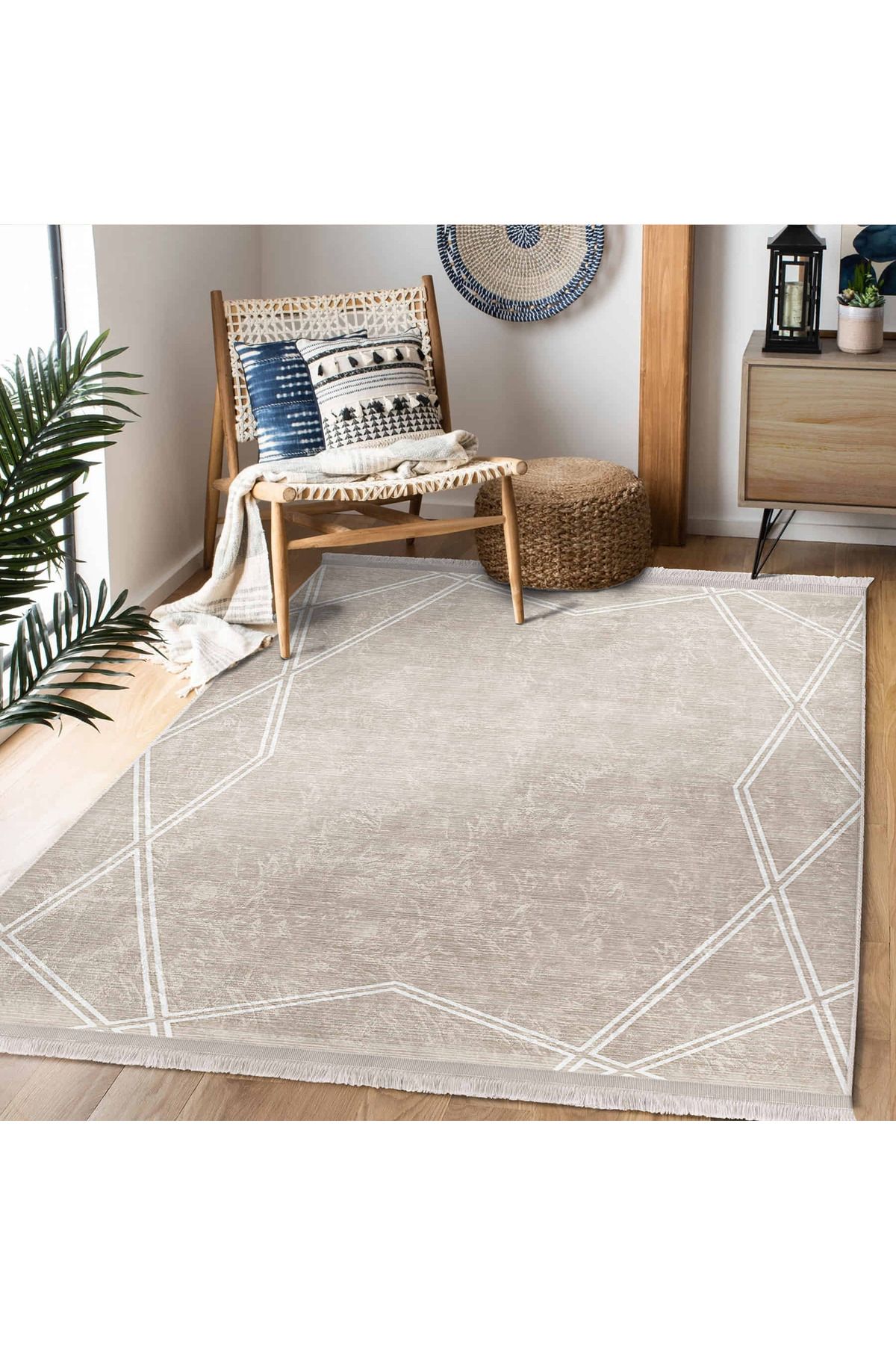 Realhomes Bej Zemin Üzerinde Modern Geometrik Desenli Salon Halısı – Yıkanabilir Kaymaz Tabanlı Dikdörtgen