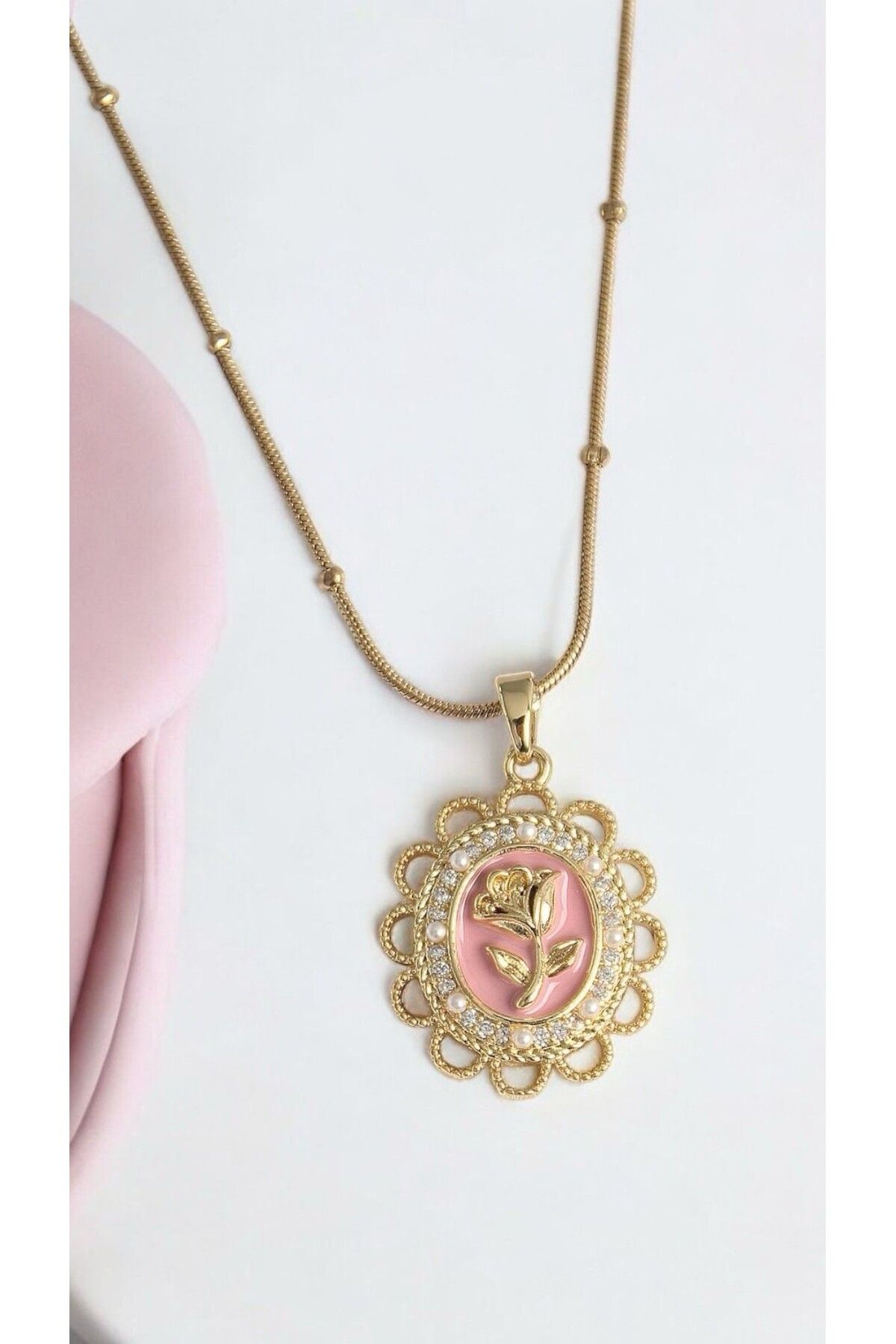 Dorcha 316L Çelik Gold Renk Topçuk Zincir Zirkon Taş Detaylı Pembe Gül İşlemeli Portre Model Kadın Kolye