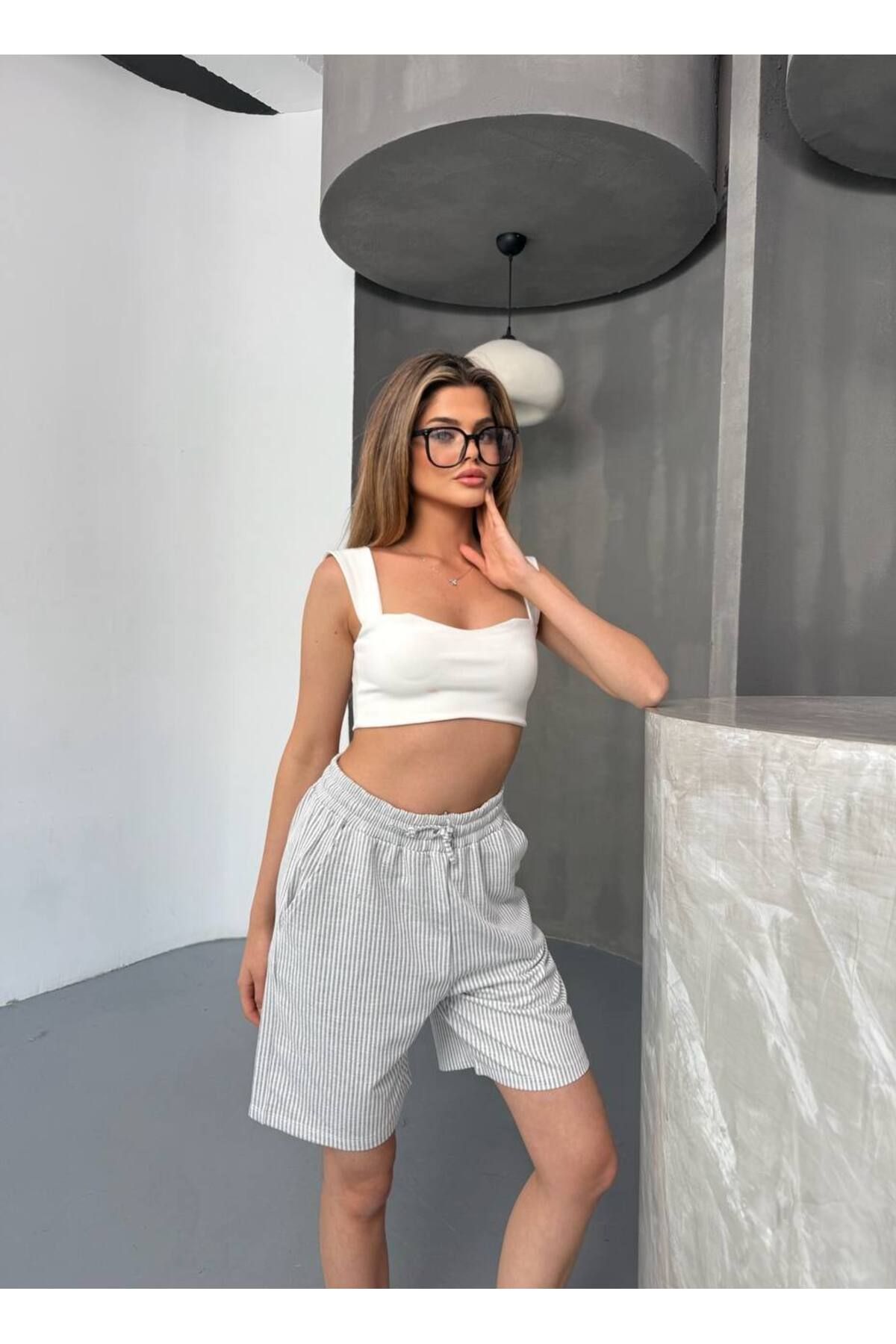Butik Beyza Şu Yolu Çizgili Şort