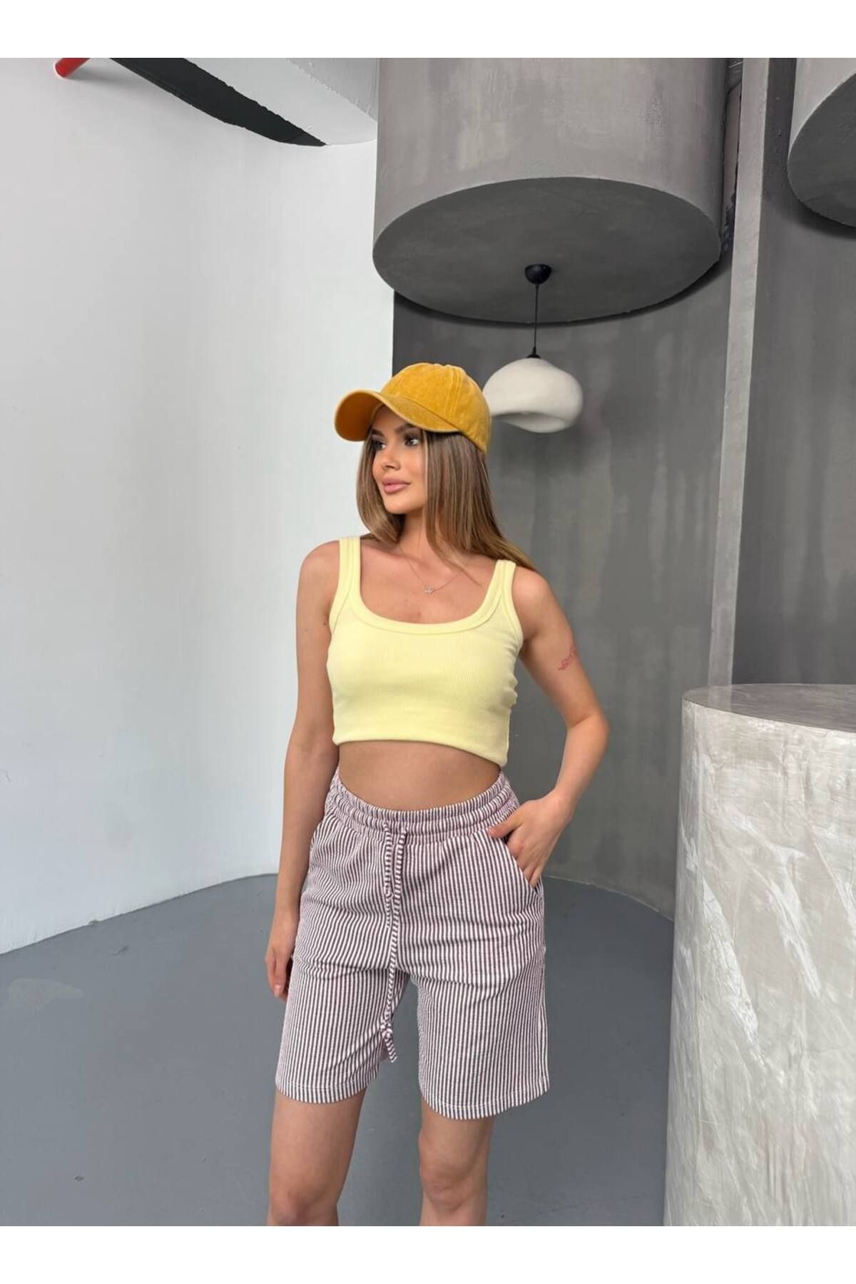 Butik Beyza Şu Yolu Çizgili Şort