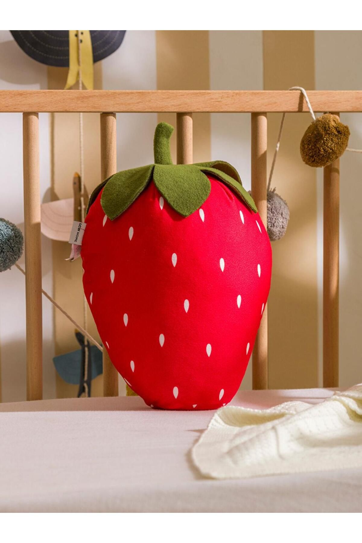 LC Waikiki Kirmizi Çilek Figürlü Bebek Kırlent 32 cm