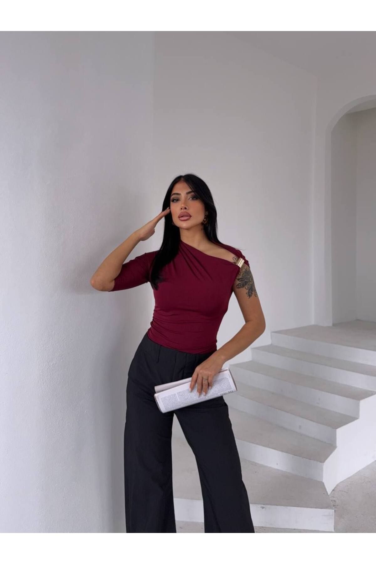 ILLE Aksesuarlı Tek Kol Bluz
