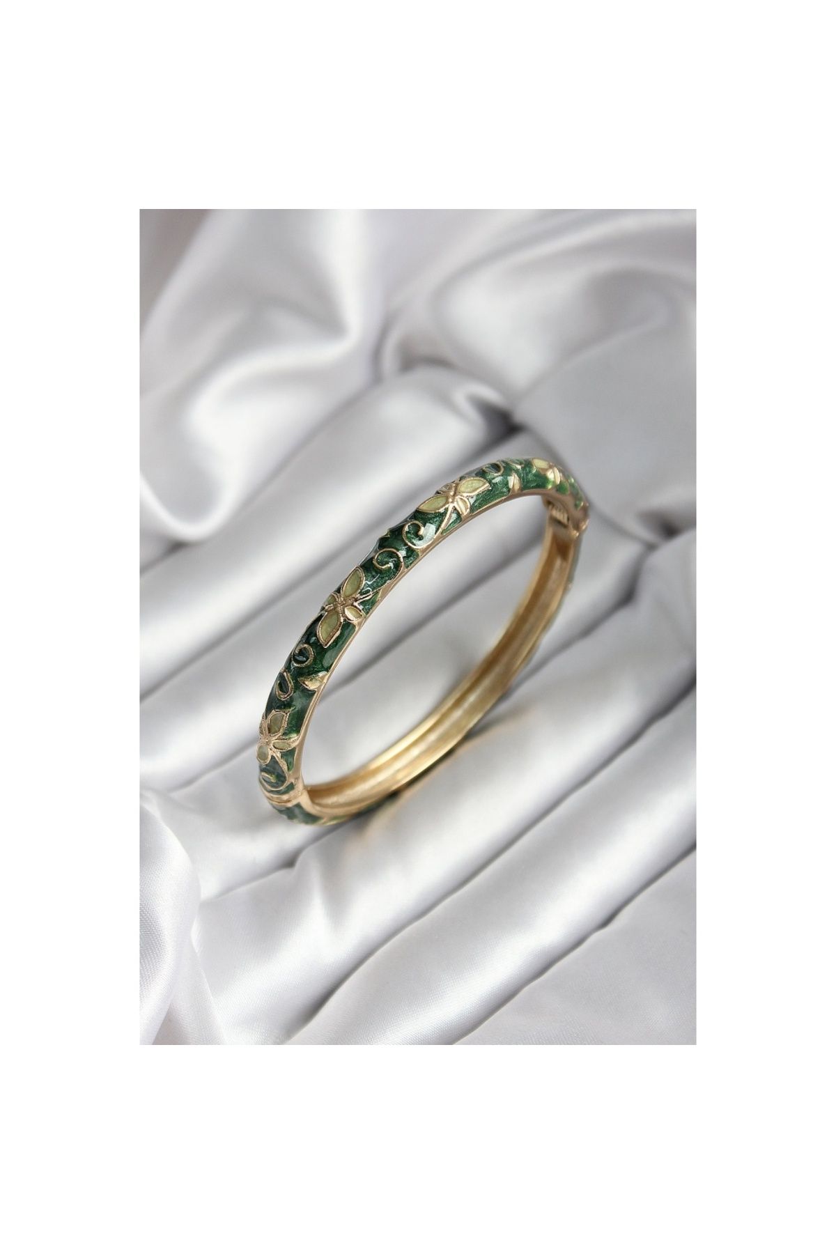 Findit Mineli Pirinç Yeşil Çiçek Desenli Gold Renk Kadın Kelepçe (çap 60 mm)