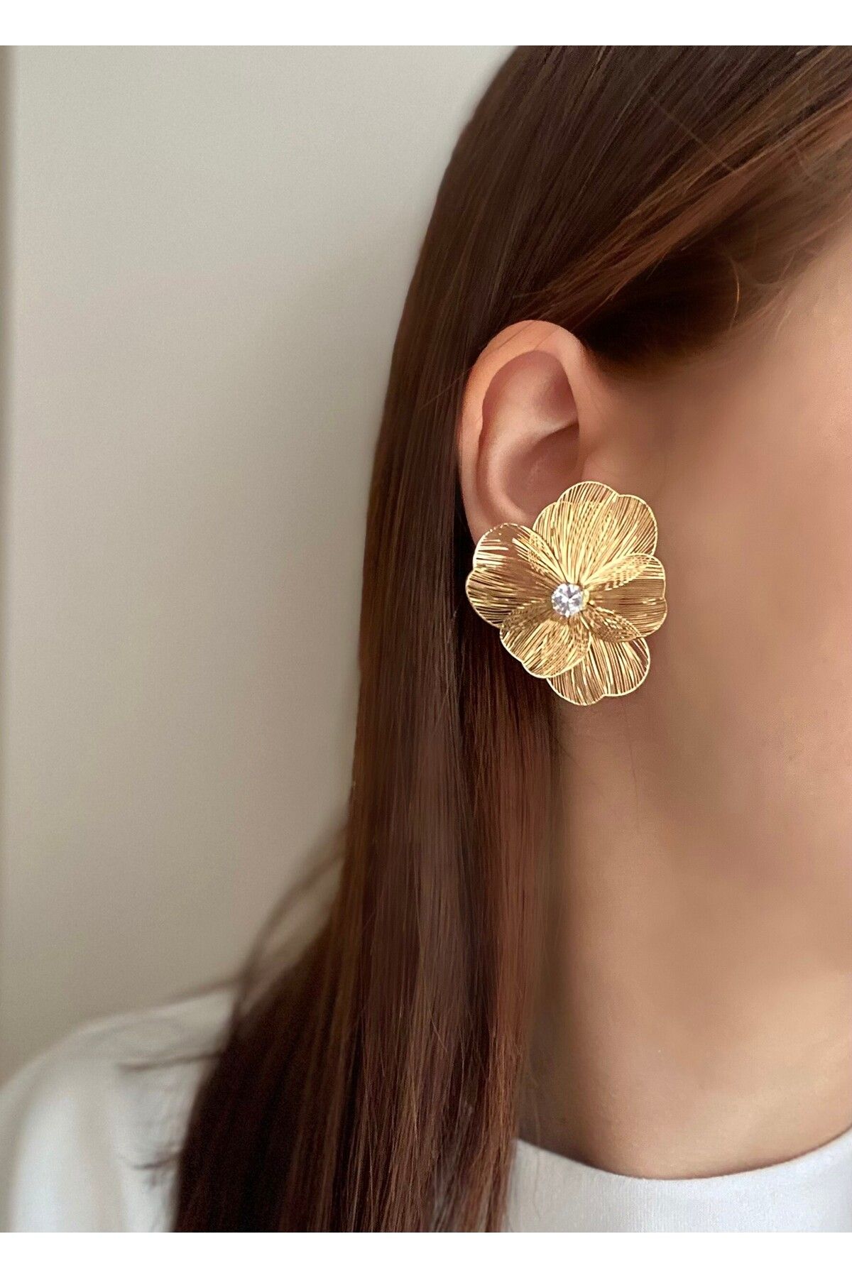 Bijoura Studio Taşlı Çiçek Gold Küpe
