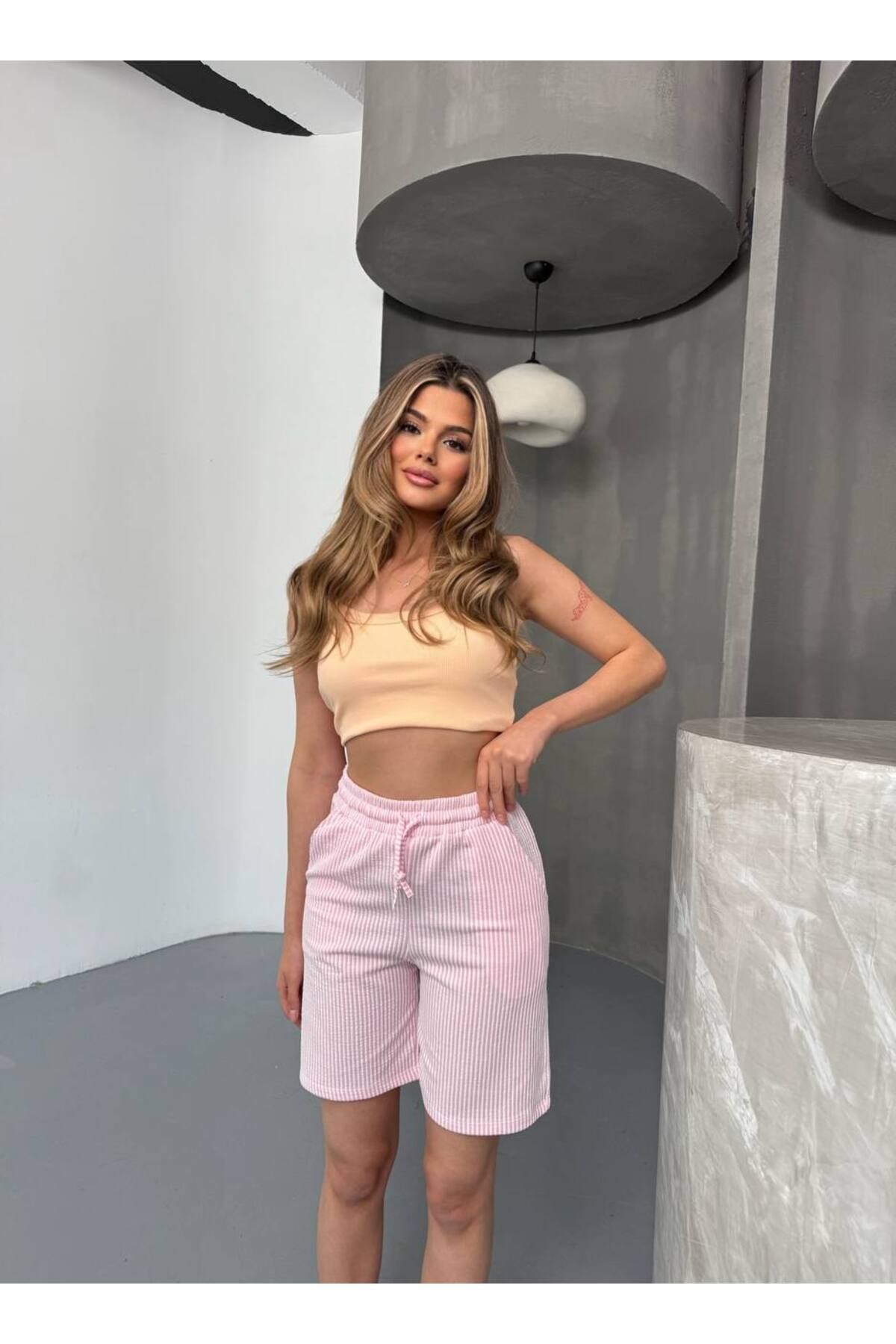 Butik Beyza Şu Yolu Çizgili Şort