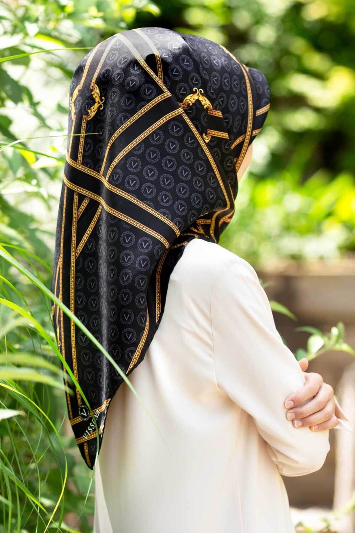 Vissona %100 Twill İpek Kemerli Ve Monogram Desenli Siyah - Siyah Renkli 90x90 Eşarp Dikim Şekli : El Dikişi
