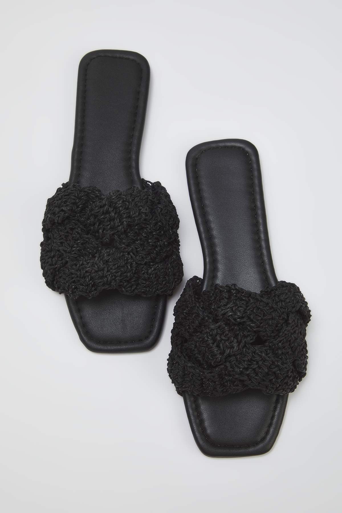 TRENDYOL SHOES Czarne słomiane dzianinowe damskie kapcie ze słomy TAKSS25TE00030