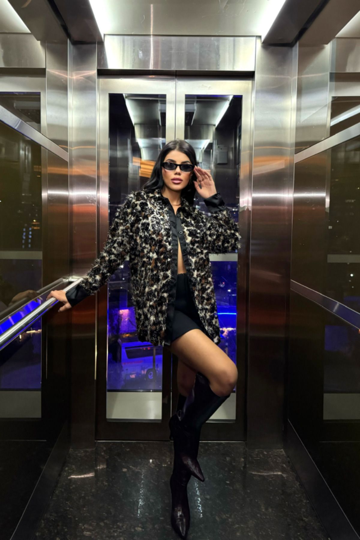 Gökyüzü Moda LEOPAR SAÇAKLI PAYETLİ GÖMLEK MANŞET SATEN DETAYLI - Siyah