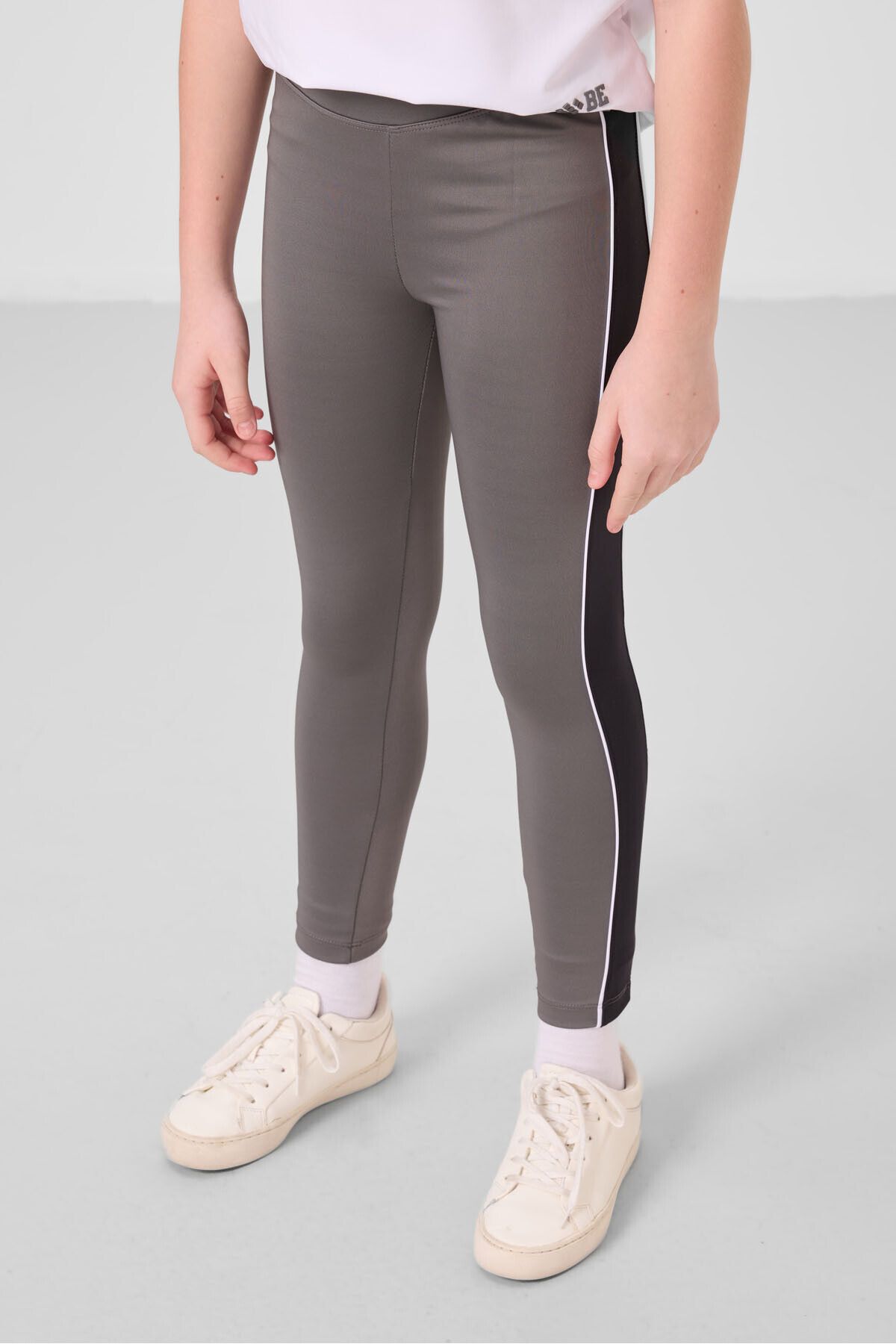 TOMMY LIFE Beyaz-Koyu Gri O Yaka Yan Şerit Detaylı Standart Fit Performans Kız Çocuk Tayt Takım - 75191
