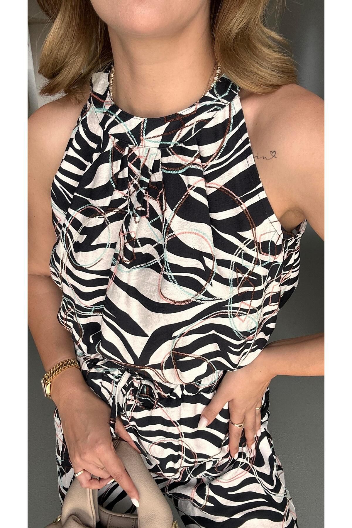 Sezgi Tekin Halter Yaka Nakış Detay Zebra Desen Bluz