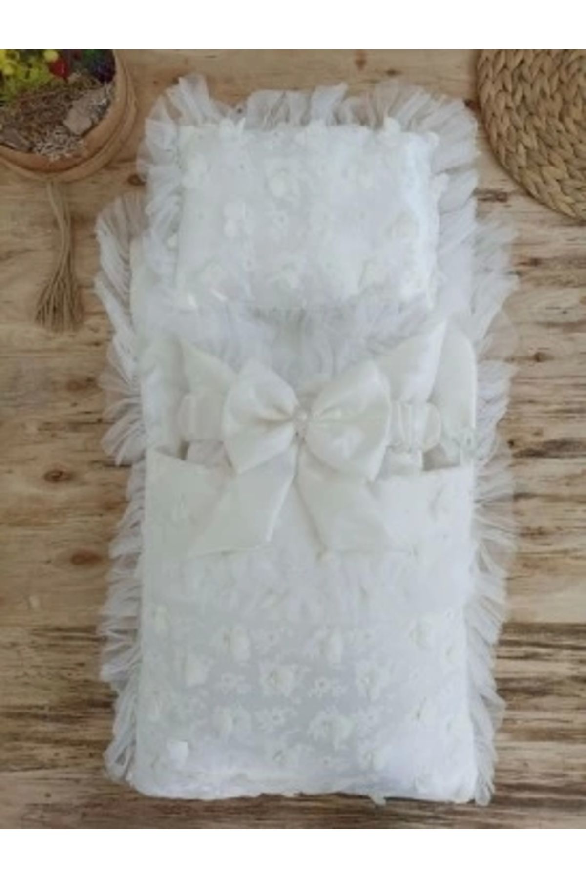 Diji Baby Yenidoğan İzmir İncisi Tül İşlemeli Pamuklu Fiyonklu Kundaklı Lüks 3lü Alt Açma Seti