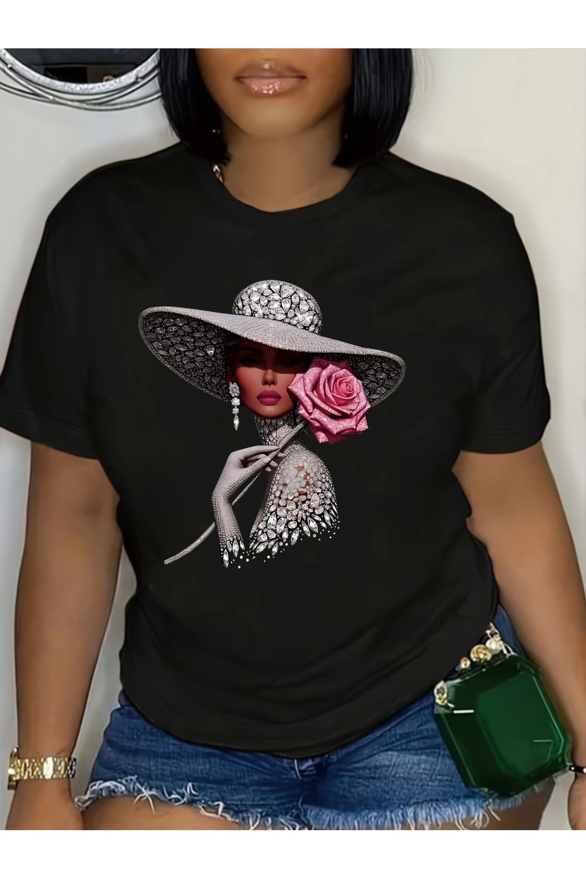 LAND MODA Kadınlar İçin Siyah Kısa Kollu Crew Neck Tişört - Şık Taşlı Şapka ve Pembe Gül Desenli,
