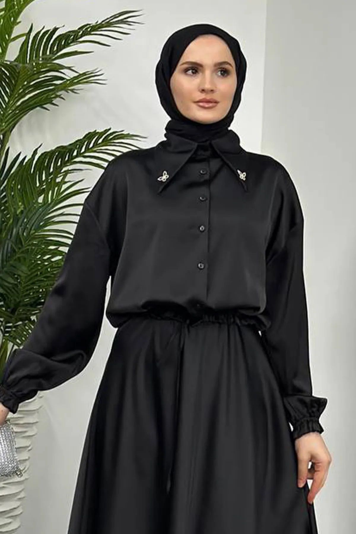 Trendy Butik Kadın Yaka Kelebek Detaylı Büzgülü Saten Gömlek- Siyah