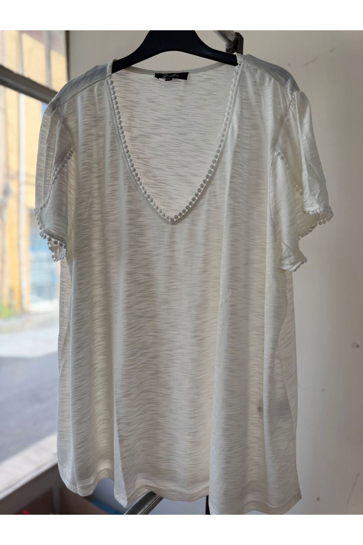 GIZILCA YAKA DETAYLI T-SHIRT