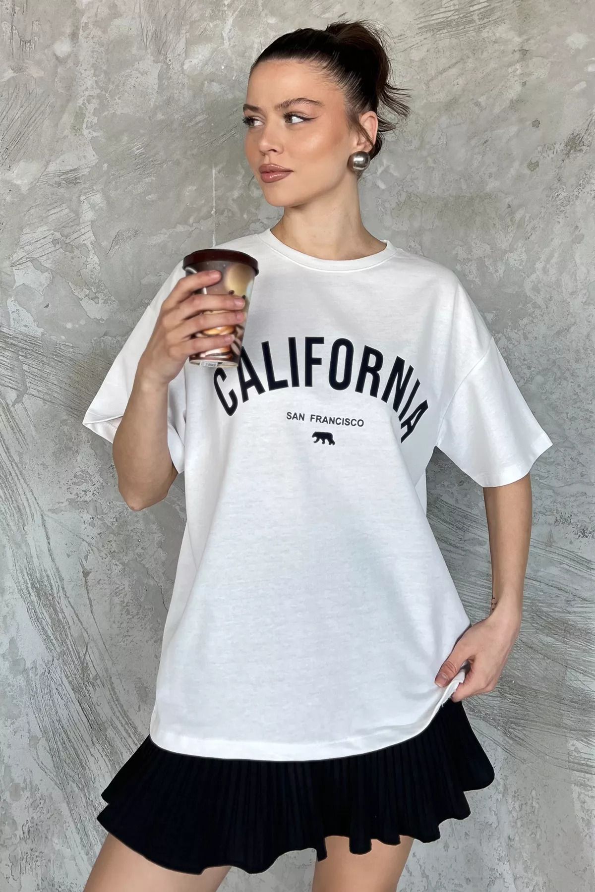 GÜLSELİ Krem Kadın Bisiklet Yaka California Baskılı Oversize Tişört