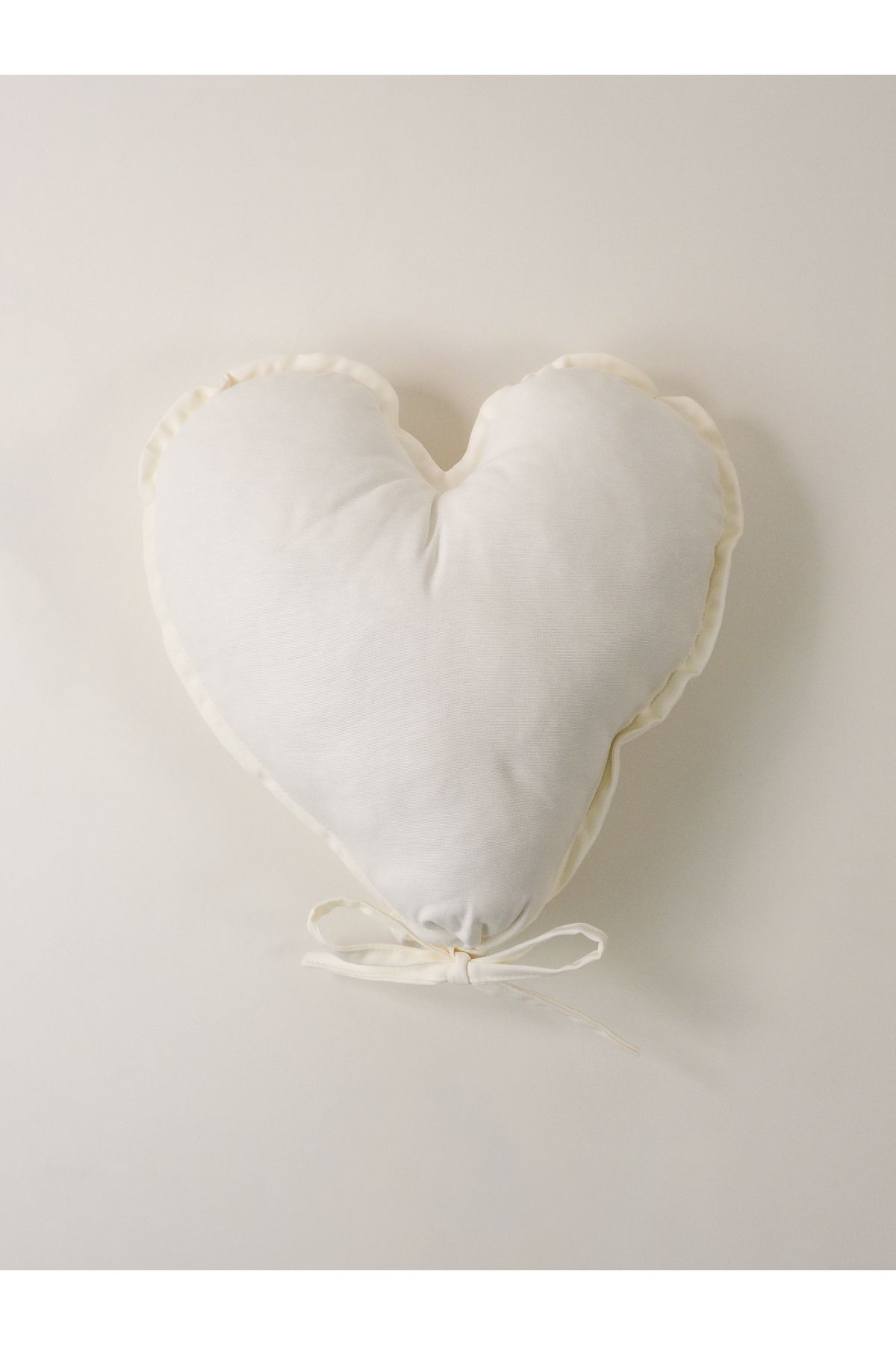 Galia Tasarım Kalpli Balon Yastık – Kırık Beyaz / Ekru – 43x45 cm