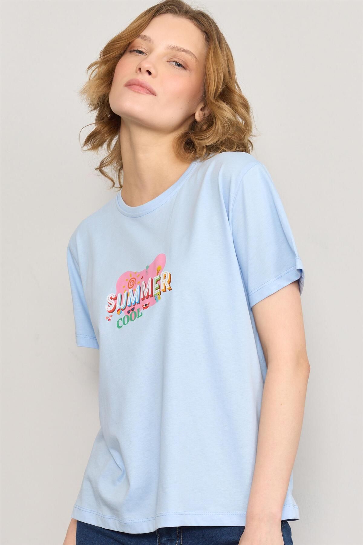 FİTHİT Çetinkaya Fithit 8493 Bisiklet Yaka 30/1 Compact Penye Süprem Baskılı T-shirt Açık Mavi