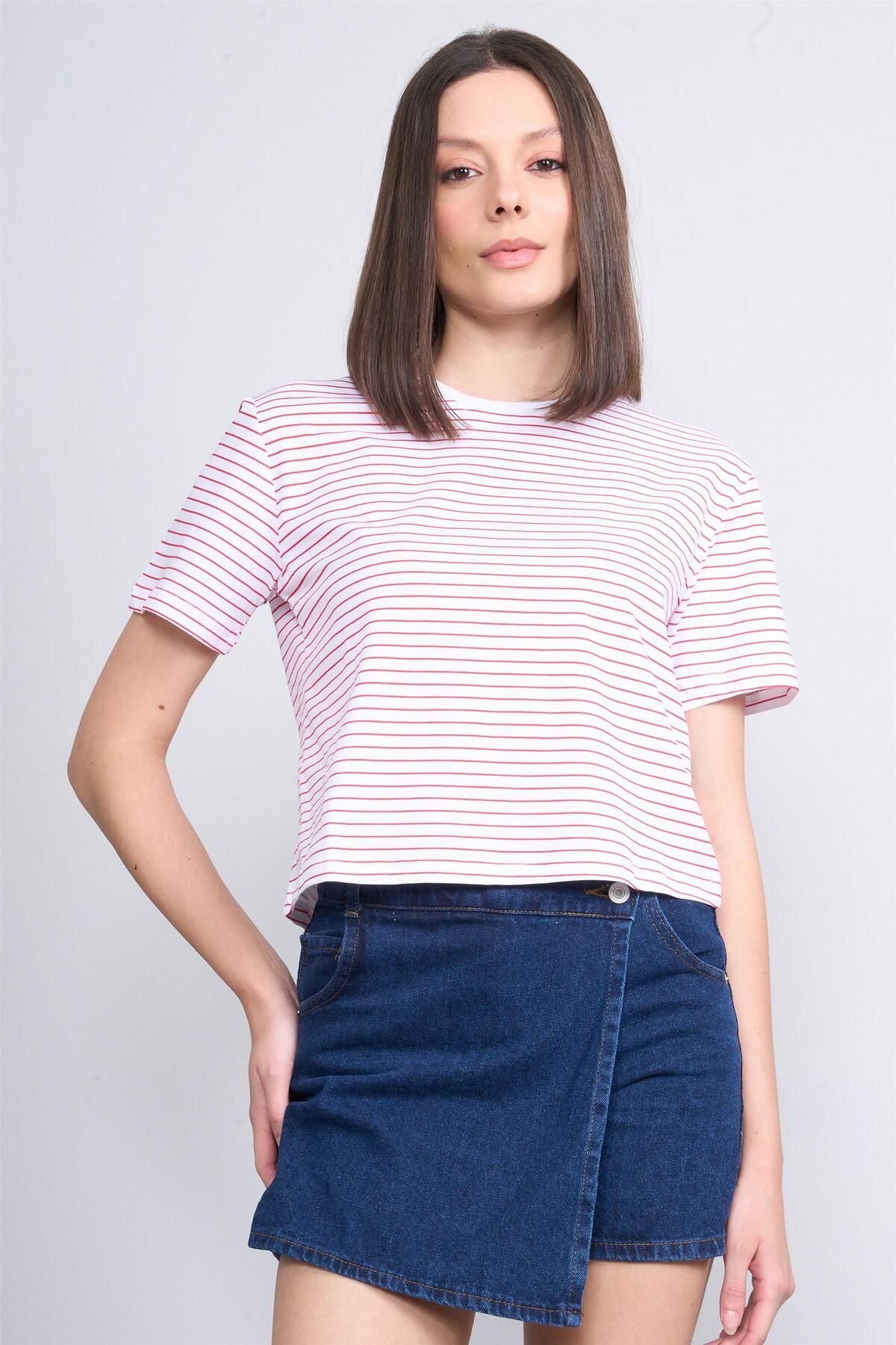 FİTHİT Çetinkaya Fithit 8285 Bisiklet Yaka 30/1 Metraj Baskı Crop T-shirt Beyaz Üzeri Kırmızı Çizgi