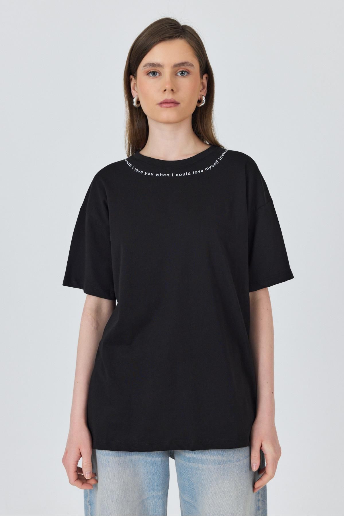 Rays Siyah Yaka Yazı Baskılı Oversize Pamuklu Tişört 2150-34M