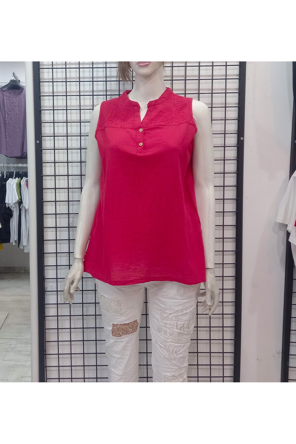 Butik Şans Düğme Detaylı Sıfır Kollu Koton Bluz