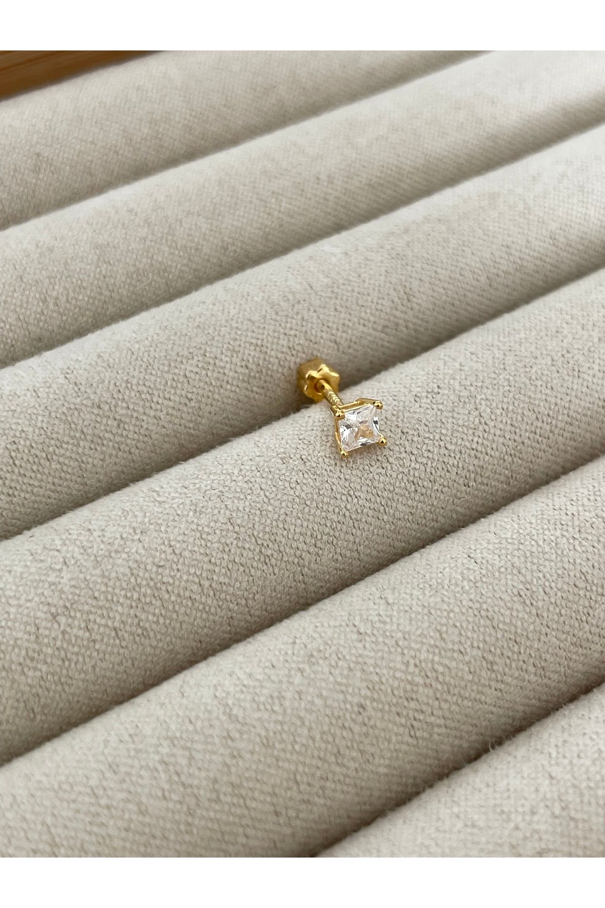 Sade Accessory Kare Taşlı Piercing
