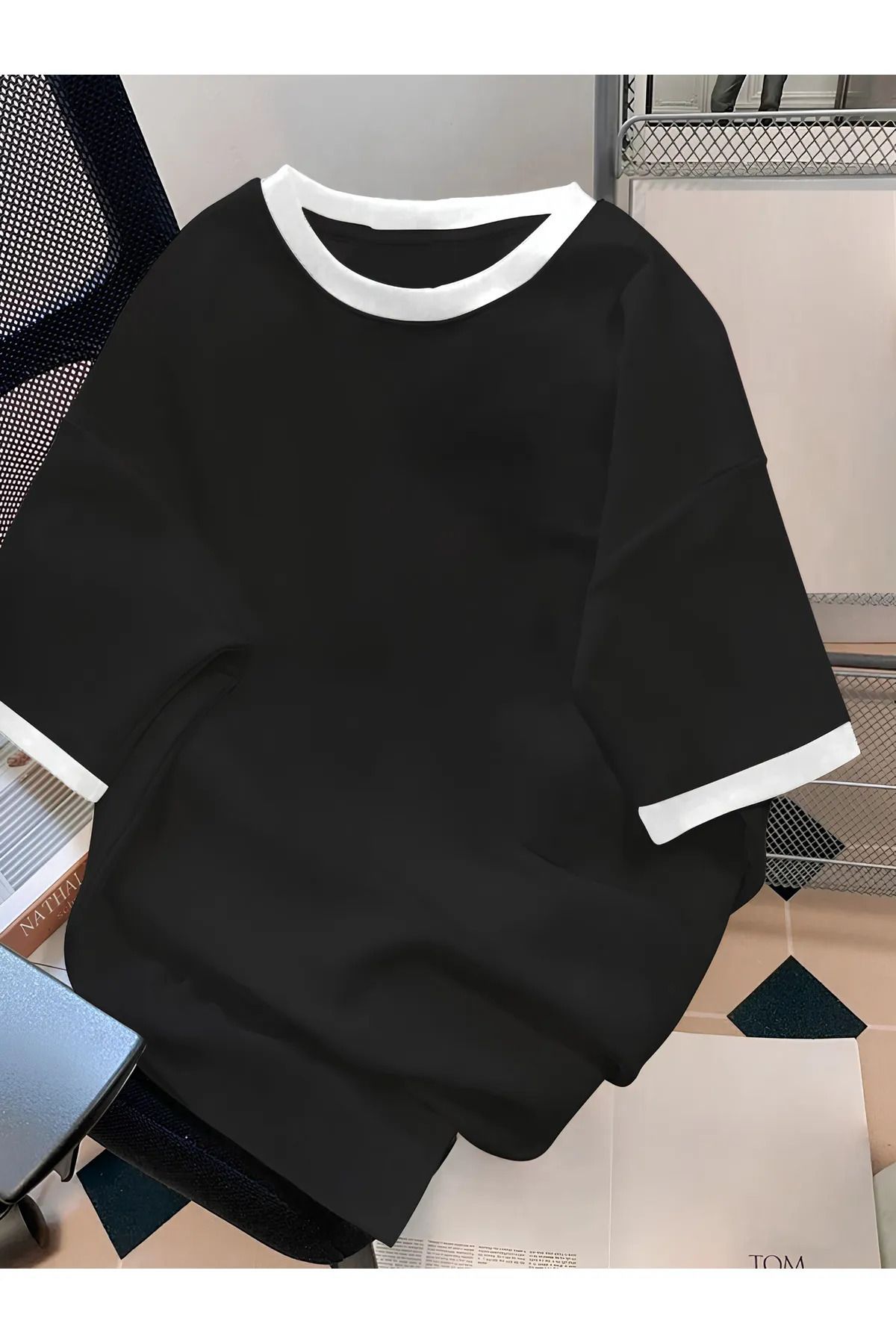Agolady Unisex Erkek/Kadın Beyaz Renk Siyah Biyeli Yaka Düz Oversize Pamuklu T-Shirt