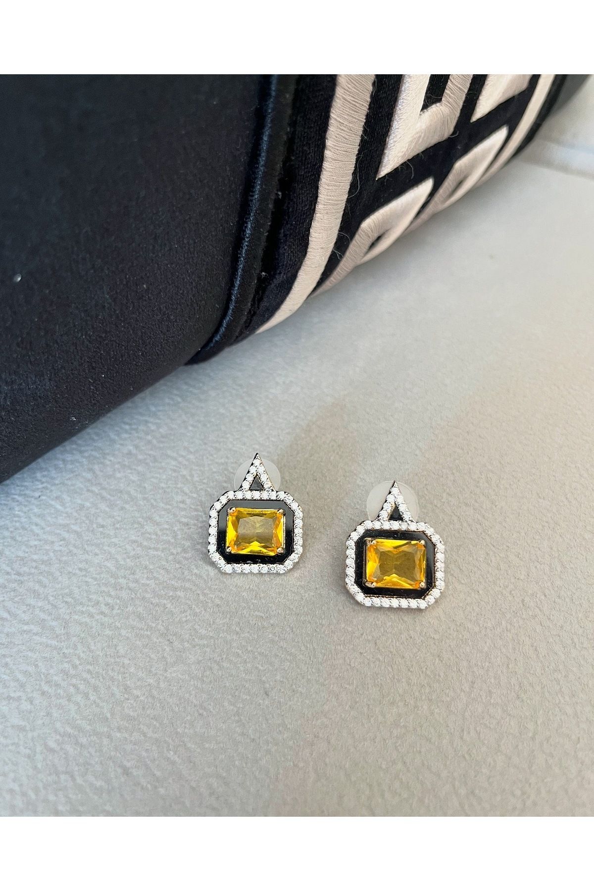 Asteria Jewelry Siyah Detaylı Sarı Taşlı Küpe- Butter Yellow Küpe