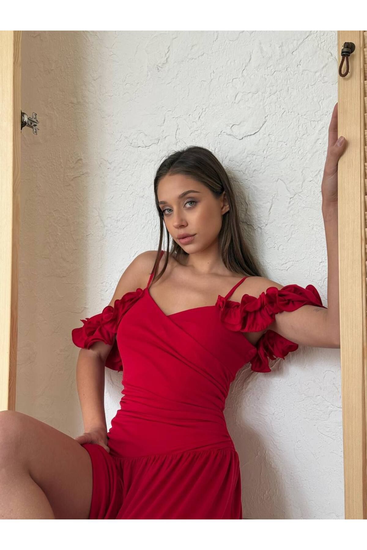 Butik Romantik fırfır detaylı askılı yırtmaçlı elbise