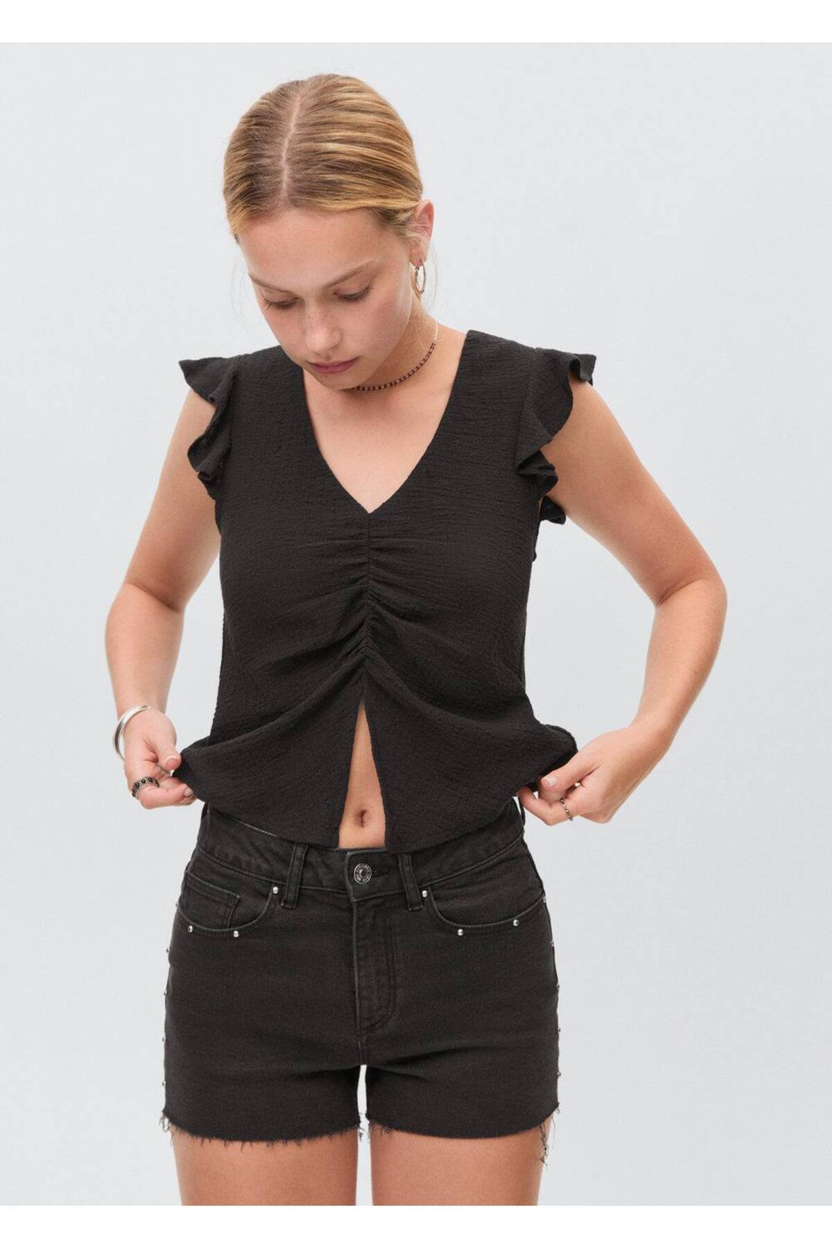 Kolları fırfırlı bluz