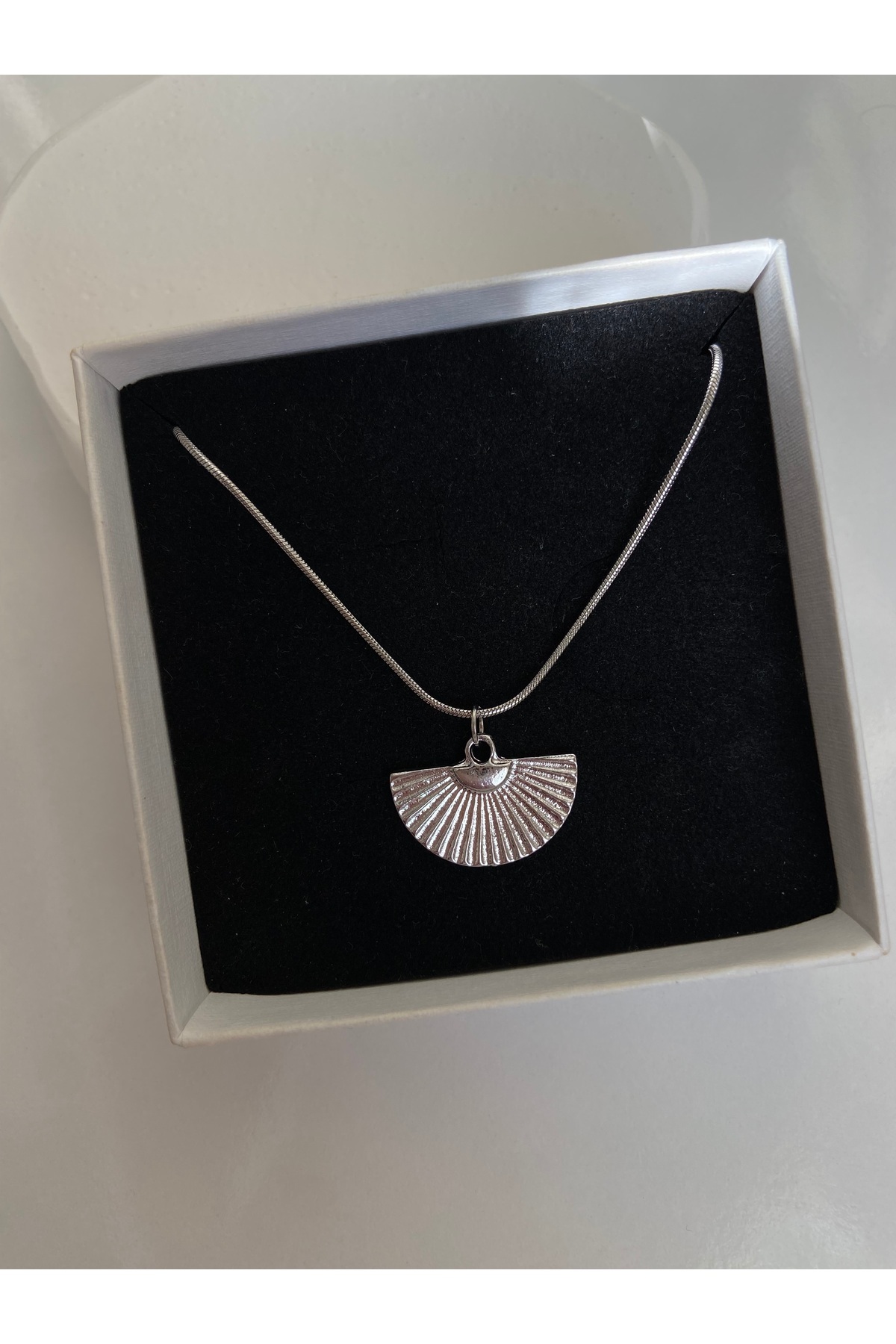 Gümüş Renk Yelpaze Charm Çelik Zincirli Kadın Kolye (45 + 6 cm) – Sevgililer Günü Özel - Detay Görseli 2