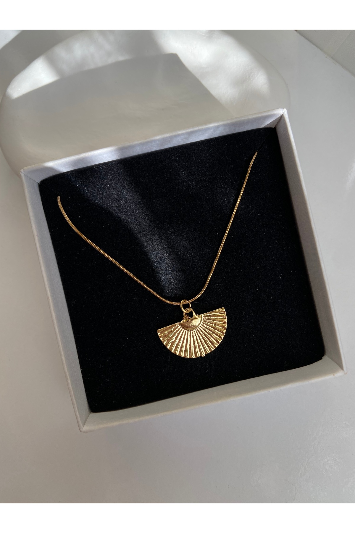 Gold Renk Yelpaze Charm Yılan Zincir Çelik Kadın Kolye (45 Cm) – Sevgililer Günü Özel - Detay Görseli 2