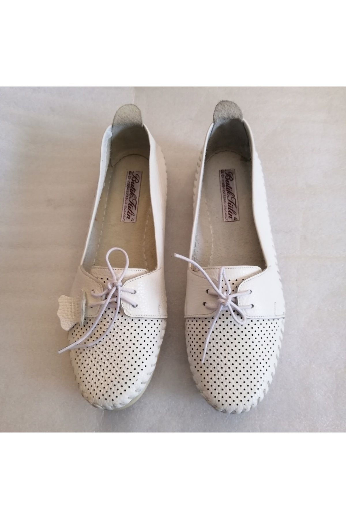 Butik Tülin Kadın hakiki dana derisi beyaz el dikişli delikli yumuşak rahat esnek kauçuk tabanlı bağcıklı loafer