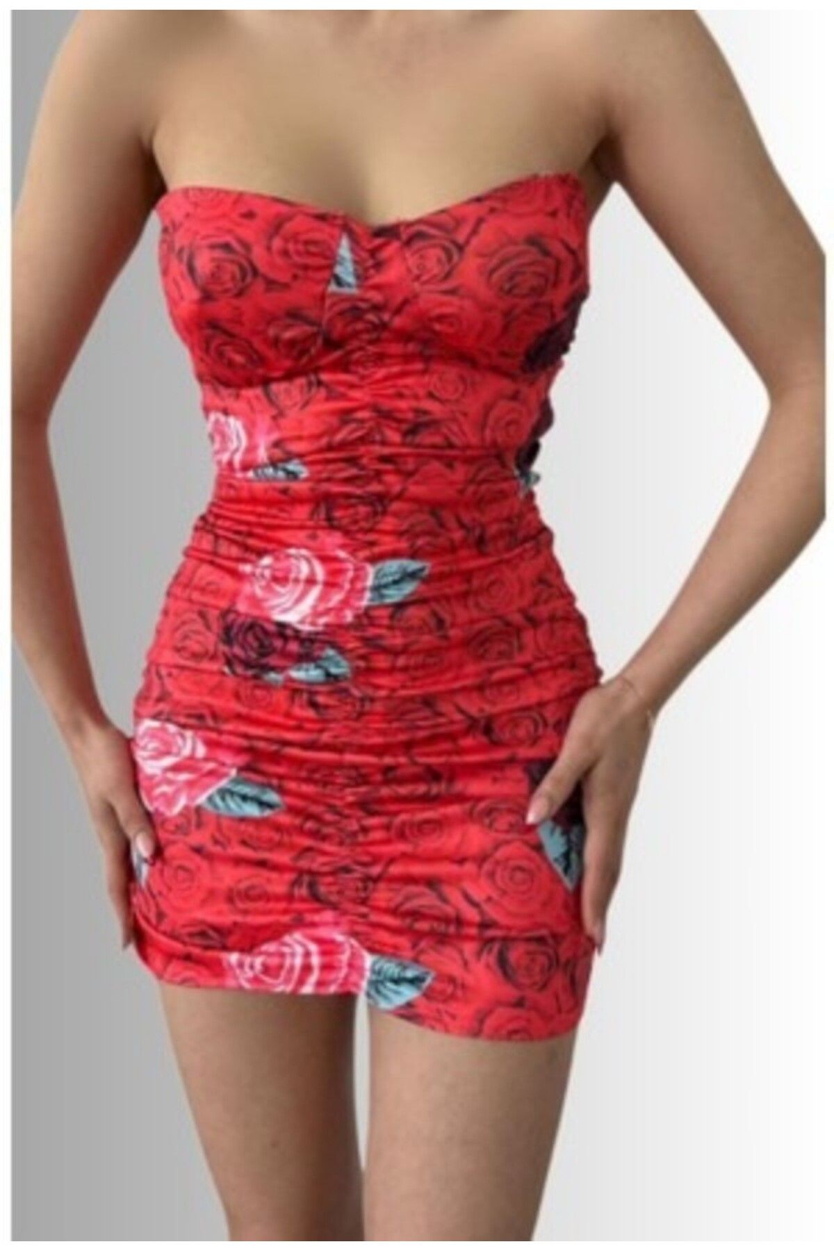GÜLCAN GÜN Çiçek Desenli Drape Detaylı Straplez Yaka Mini Elbise