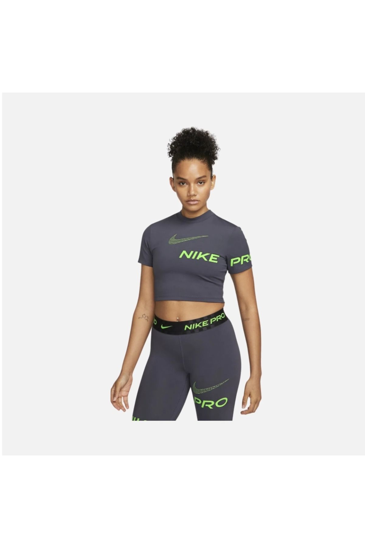 Nike Pro Dri-Fit Cropped Graphic Training Short-Sleeve Kadın Tişört YouSports