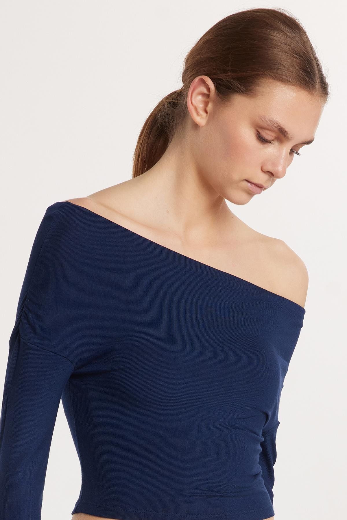 Tudors Kadın Slim Fit Dar Kesim Kayık Yaka Viskon Lacivert Bluz