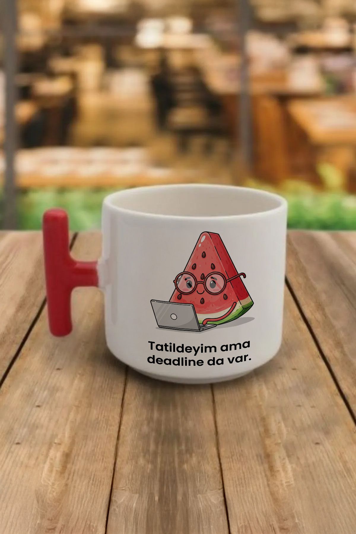 DozNest "Tatildeyim ama deadline da var."" Yazılı Kırmızı Kulplu Kupa Bardak - Hediyelik Kahve Bardağı DZB70