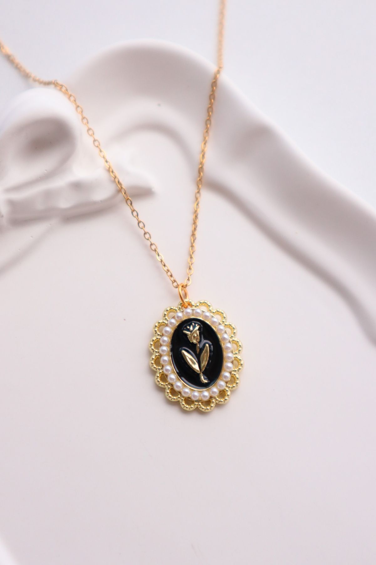 EFBUTİK Gold Renk Zincirli Siyah İncili Lale İthal Kolye
