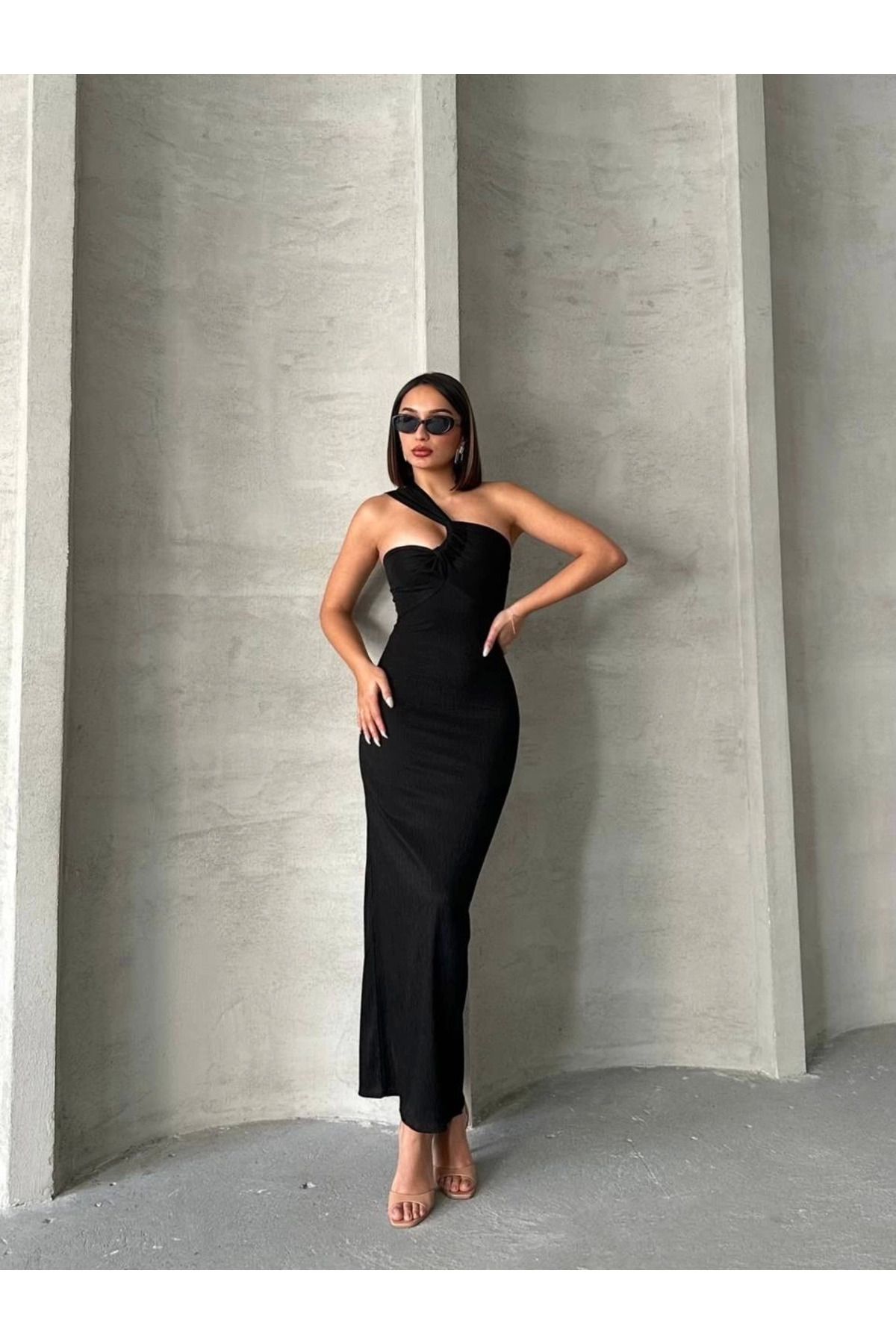İntive Lingerie Krinkıl Kumaş Siyah Hafif Dekolteli Tek Omuz Uzun Şık Davet/Kolteyl Elbisesi