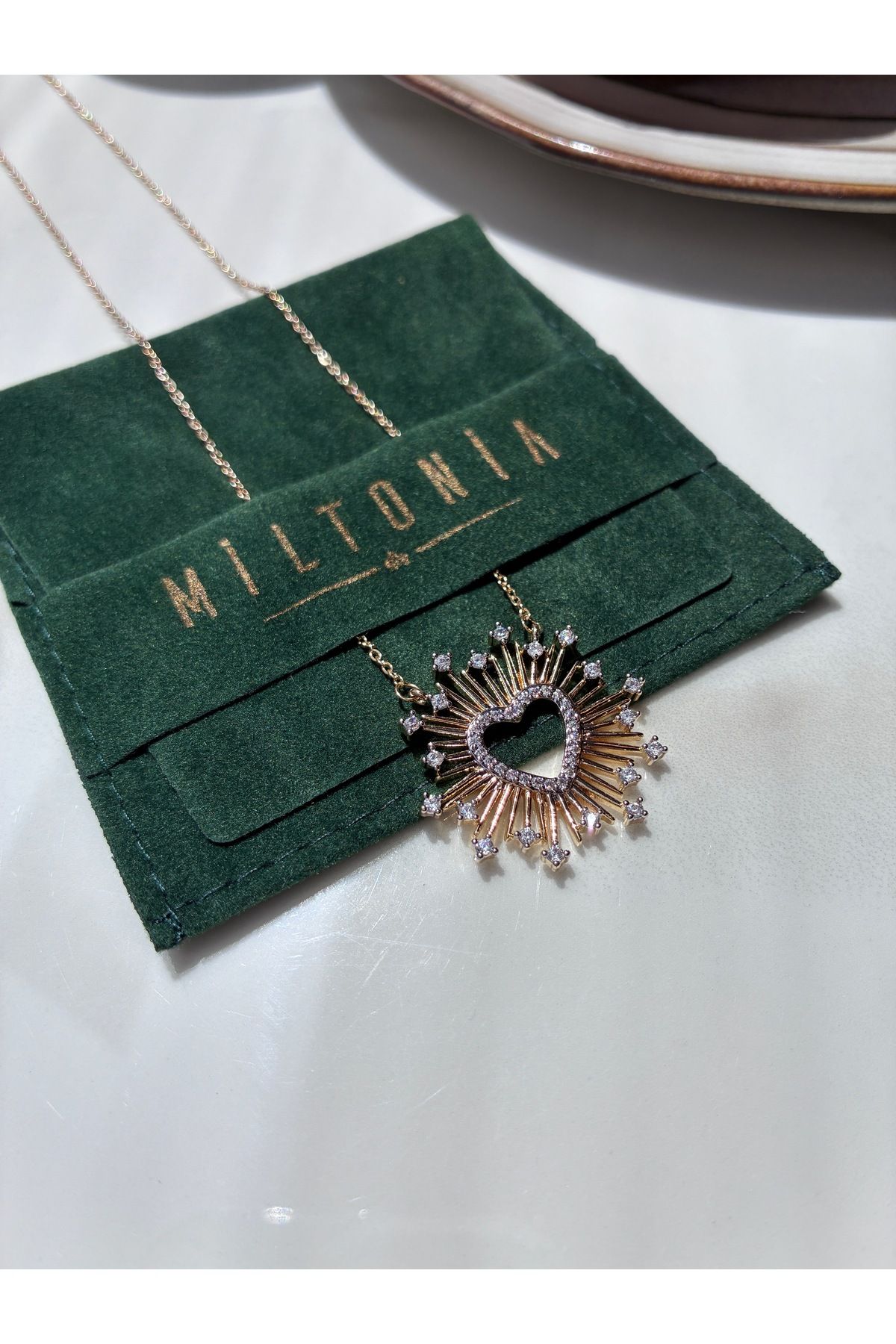 Miltonia Kalp Zirkon Taşlı Şık Kararmaz Uzun Kolye