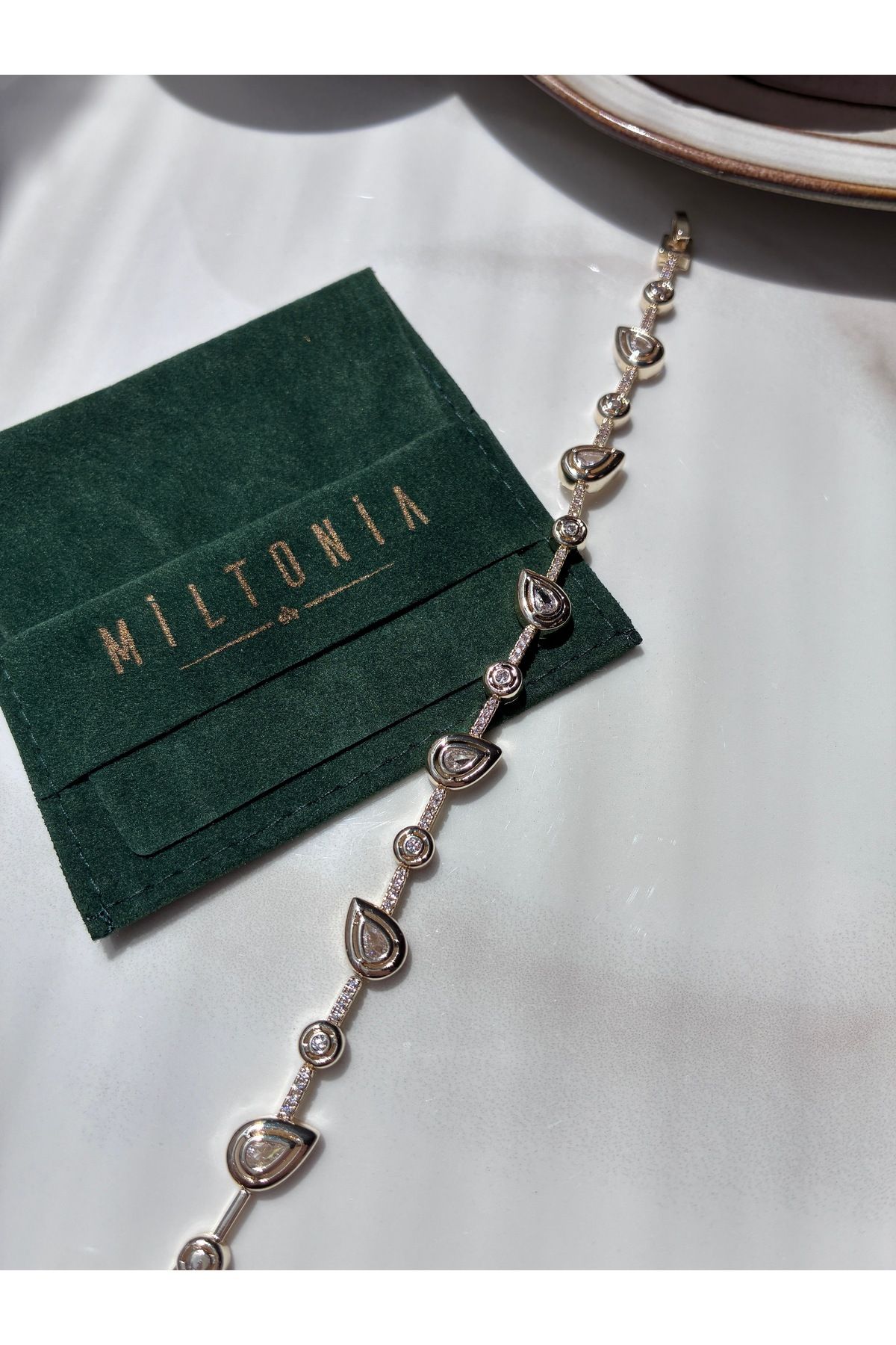 Miltonia Zirkon Taşlı Damla Model Şık Kararmaz Bileklik