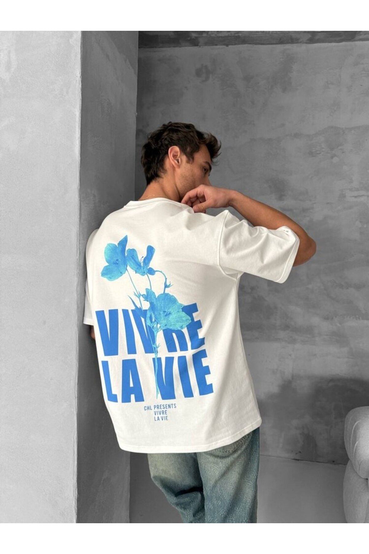 PLÜTON GİYİM Erkek Oversize Beyaz Grafik Baskılı “Vivre La Vie” Tişört